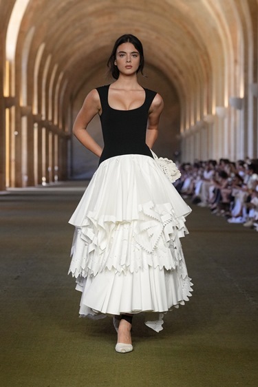الريف الفرنسي بلمسات معاصرة في مجموعة Jacquemus ربيع 2026